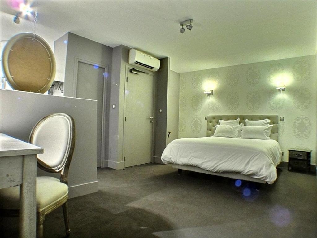 Hotel 19'Cent Ле-Крезо Номер фото
